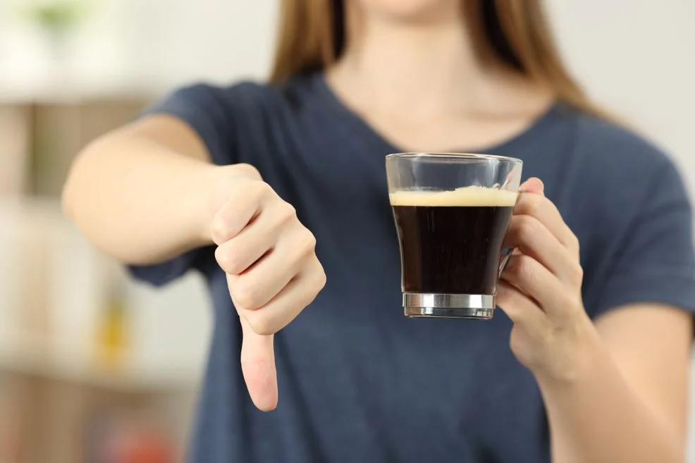 No bebas más café si tomas estos medicamentos: tu salud podría estar en riesgo