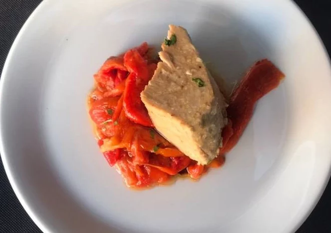 Bonito con tomate y pimientos asados en la freidora de aire: receta rápida y llena de color en 30 minutos