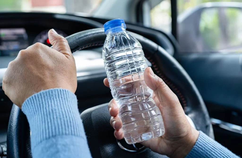 Si sufres de tensión alta evita el agua en botella de plástico 1 Moncloa ¿Por qué las botellas plásticas pueden ser un problema para la tensión arterial alta?