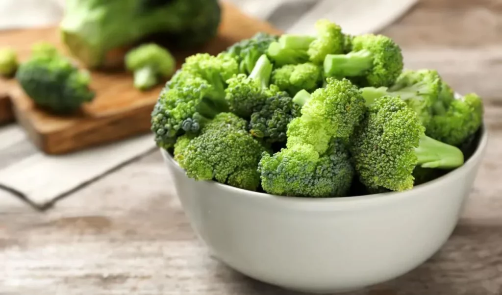 Controla el colesterol alto con este vegetal superalimento recomendado por expertos, ideal para un snack 1 Moncloa ¿Cuáles son los beneficios del brócoli para el colesterol alto?