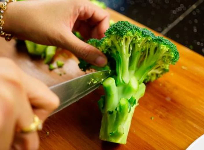 Controla el colesterol alto con este vegetal superalimento recomendado por expertos, ideal para un snack 2 Moncloa ¿Cómo comer brócoli para mejorar los niveles de colesterol?
