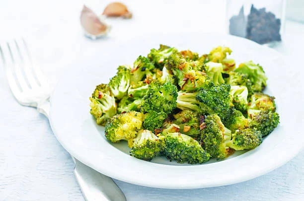Brócoli picante al grill en freidora de aire: tu snack perfecto en solo 8 minutos