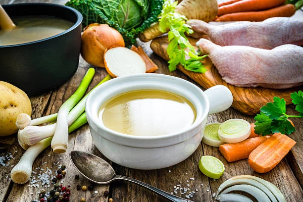 Caldo de pollo: cómo hacer una sopa saludable y ligera en solo 20 minutos