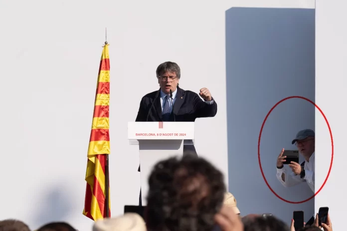 Carles Puigdemont y Gonzalo Boye en el escenario de Arco del Triunfo