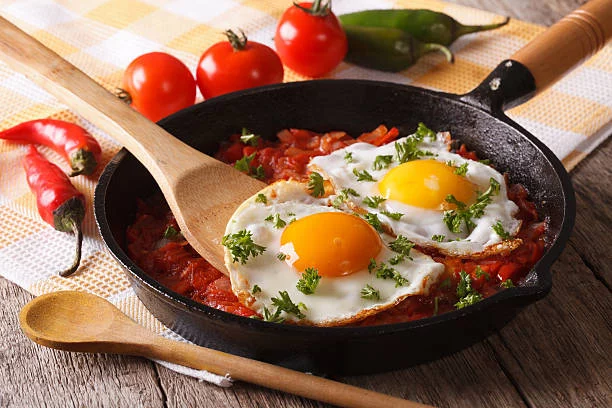 Huevo, tomate frito, queso y especias: receta fácil y rápida para cuando no tienes tiempo 2 Moncloa El toque final: queso gratinado