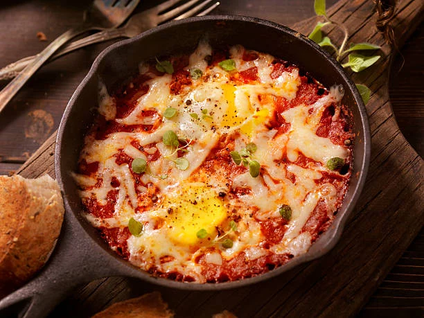 Huevo, tomate frito, queso y especias: receta fácil y rápida para cuando no tienes tiempo