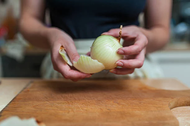 Di adiós al olor a cebolla al cortar verduras con esta práctica herramienta de Amazon