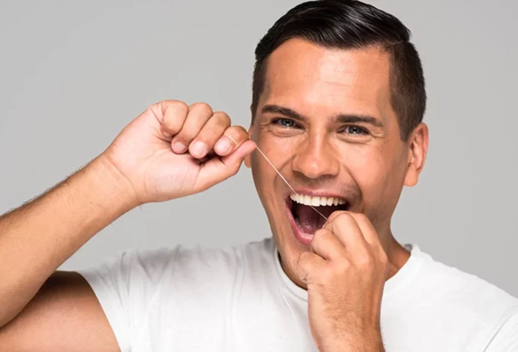 Cepillarte los dientes de esta forma te podría pasar factura y arruinar tu salud 1 Moncloa Por qué no debes cepillar tus dientes inmediatamente después de comer