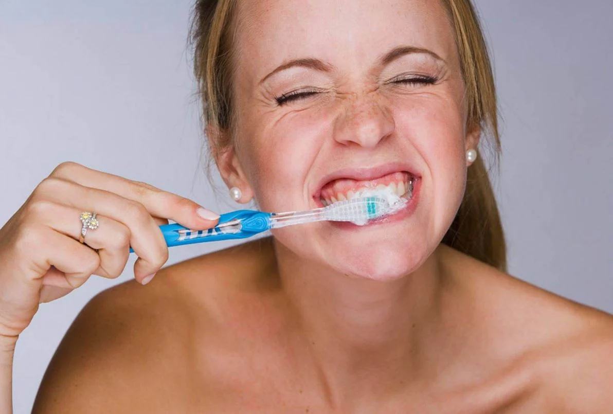 Cepillarte los dientes de esta forma te podría pasar factura y arruinar tu salud