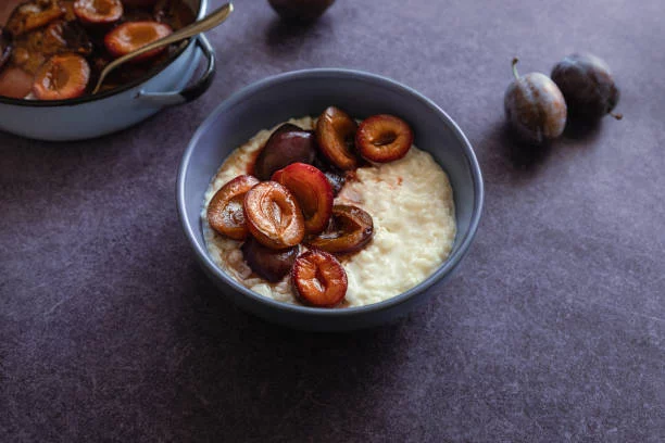 Ciruelas asadas sin horno: la receta rápida para un postre perfecto para los últimos días de verano 2 Moncloa Montaje y presentación de las ciruelas asadas