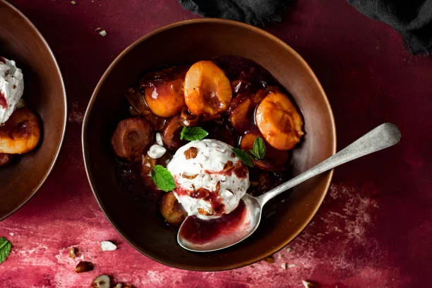 Ciruelas asadas sin horno: la receta rápida para un postre perfecto para los últimos días de verano
