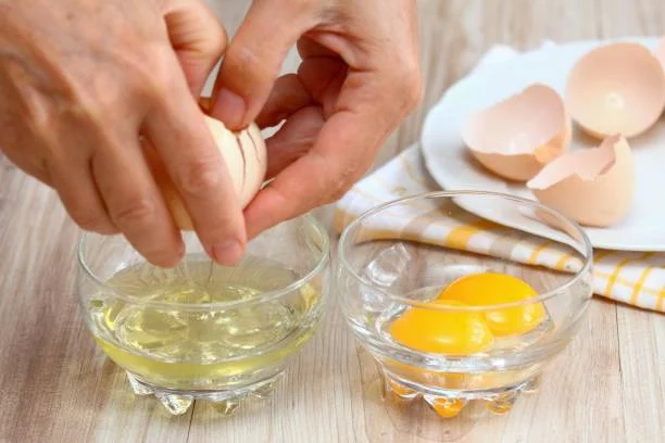 Impulsa tu batido con claras de huevo: el refuerzo proteico que necesitas 1 Moncloa Beneficios de las claras de huevo en tu batido diario