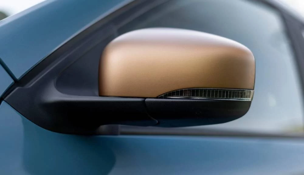 La DGT explica por qué no debes plegar los retrovisores del coche