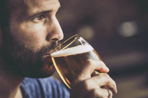 España cambia de sabor: el consumo de cerveza se desploma y esta nueva bebida la reemplaza