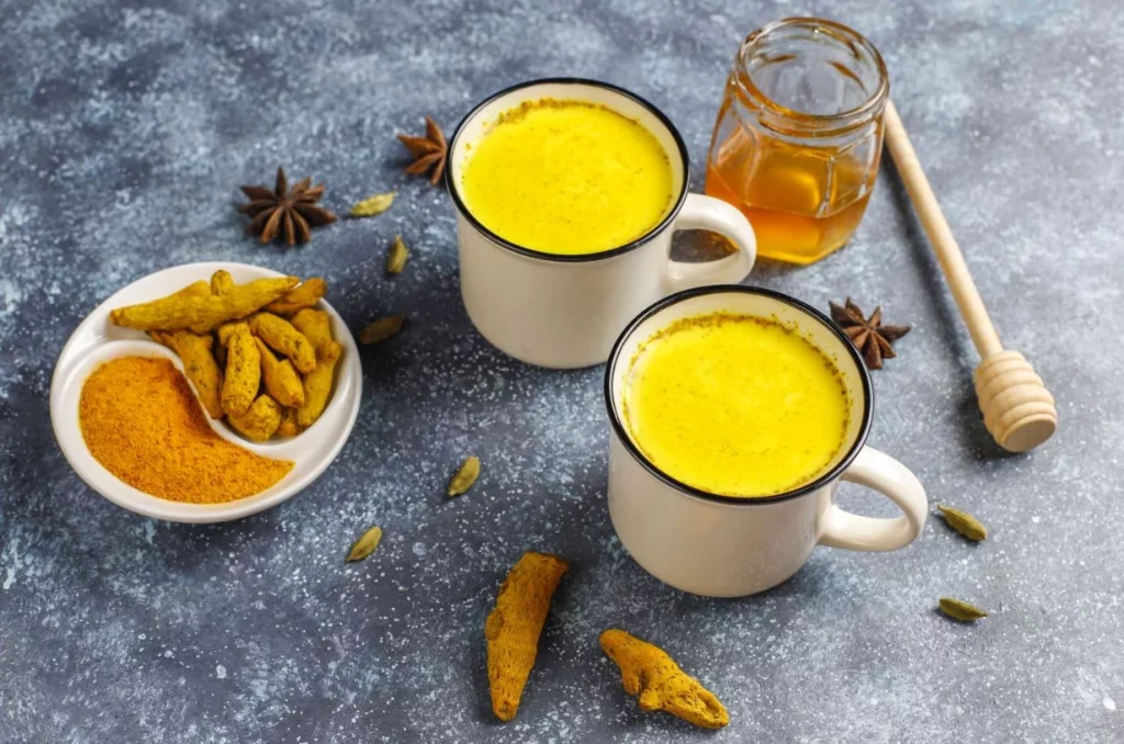 Cómo preparar Cúrcuma Latte, la bebida que los nutricionistas sugieren para comenzar el día 1 Moncloa Estos son los beneficios del cúrcuma latte