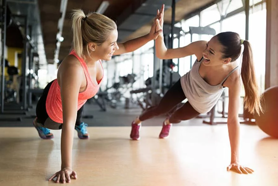 El empoderamiento femenino en el gimnasio: La fiebre “Gym sis” en TikTok