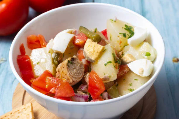 Ensalada de verano de patata con atún y alcaparras para los estos días de calor extremo