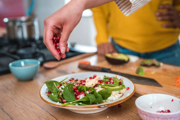 Receta de ensalada de garbanzos otoñal: rápida, deliciosa y perfecta para cualquier ocasión 2 Moncloa El toque final: granada y presentación