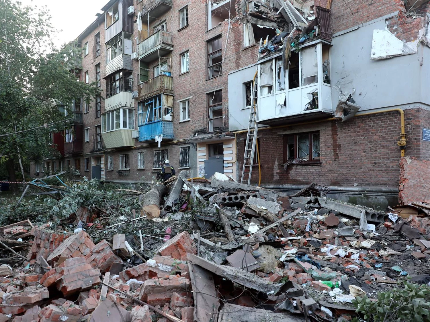 Un bloque de edificio dañado por ataques rusos en la ciudad de Járkov