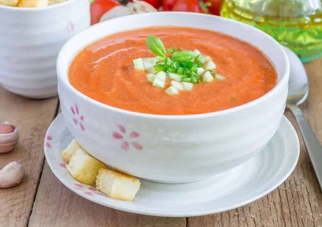 La sopa fría española que es un remedio natural contra la hipertensión arterial 2 Moncloa ¿Por qué preparar esta deliciosa sopa fría de la gastronomía Española?