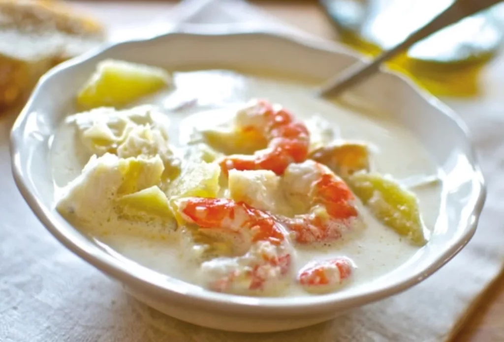 La receta de gazpachuelo de la abuela: merluza, mejillones y queso crujiente en minutos 2 Moncloa Secretos de la abuela