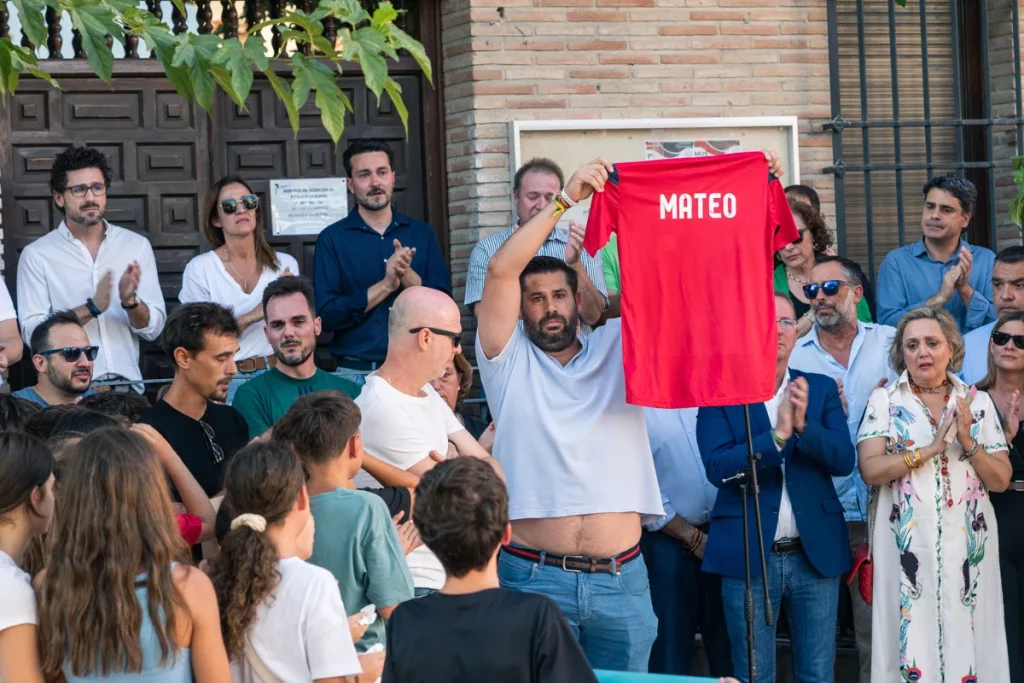 La Guardia Civil abre la vía de la «iniciación de bandas juveniles» en el asesinato de Mateo 1 Moncloa Varios familiares y amigos de Mateo, el niño asesinado, muestran una camiseta con su nombre, durante el minuto de silencio por el asesinato de un menor, en la puerta del Ayuntamiento de Mocejón
