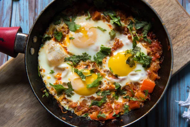 Huevos al plato: 3 recetas fáciles para una cena rápida 3 Moncloa Huevos al plato con longaniza y setas