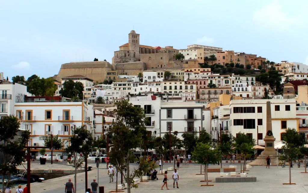Aguas cristalinas y arena blanca: la playa más barata de Ibiza para una escapada de septiembre 1 Moncloa Aguas de ensueño y precios de locura: lo más asequible en Ibiza