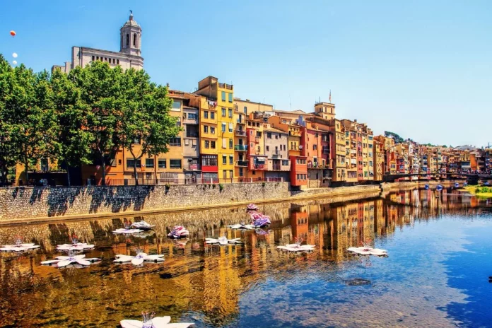El pueblo de la Costa Brava con calas de ensueño, mar y montaña, cerca de Aragón