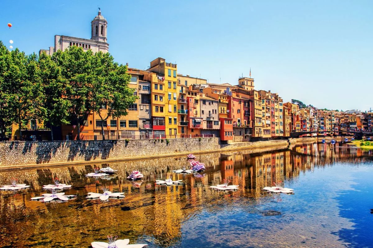 El pueblo de la Costa Brava con calas de ensueño, mar y montaña, cerca de Aragón