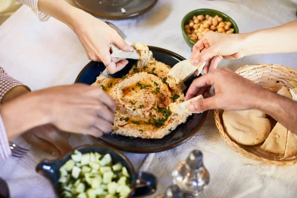 Prepara en tu casa un hummus de garbanzo estilo Medio Oriente 2 Moncloa El toque final: deja reposar y disfruta