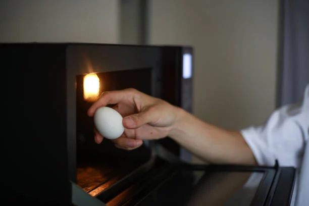 Estos son los 3 alimentos que no deberías calentar en el microondas 1 Moncloa Alimentos peligrosos para el microondas