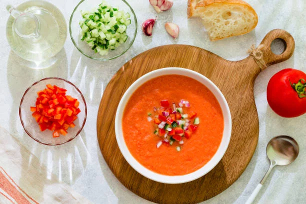 Mercadona rebaja el precio de su gazpacho favorito, perfecto para esta ola de calor 2 Moncloa El gazpacho: una tradición veraniega en España