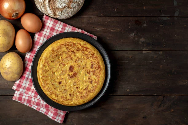 El secreto de los chefs para una tortilla de patatas esponjosa que puedes hacer en casa 2 Moncloa El toque final de los chefs