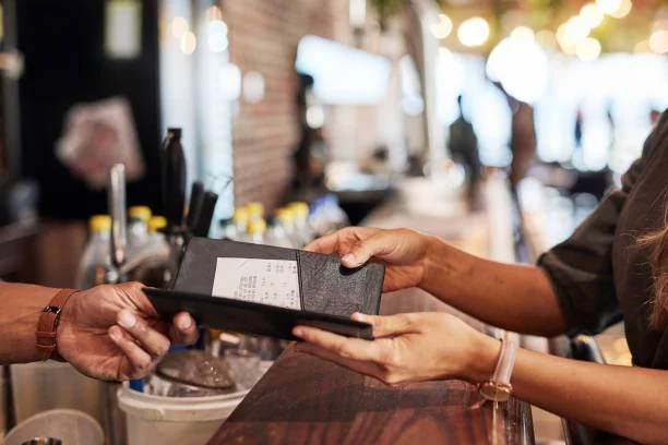3 cargos que nunca deberían estar en tu cuenta en bares y restaurantes