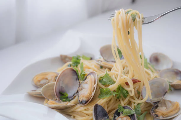 Venecia en tu cocina: Cómo hacer espaguetis con almejas y deslumbrar en la cena 2 Moncloa Pasos simples para un resultado espectacular
