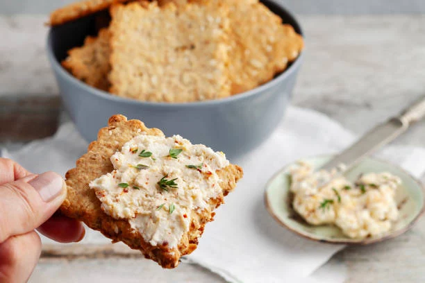 El snack perfecto para mantenerte en línea: crackers de harina de garbanzos para un picoteo sano 2 Moncloa Ideas para acompañar