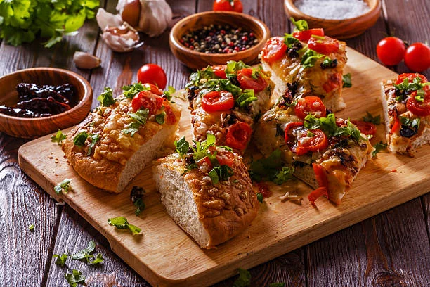 Preparación del pan de tomate seco y hierbas