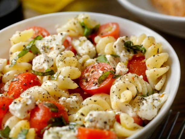 Ensalada de pasta con solo 5 ingredientes: sencilla y sabrosa 1 Moncloa Ingredientes y preparación de la ensalada de pasta