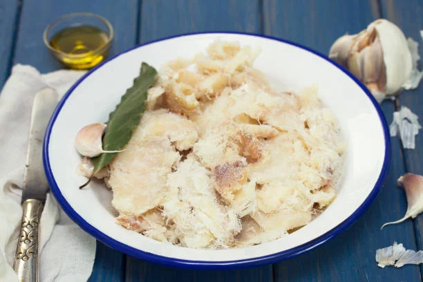 Tarta salada de bacalao fresco: ideal para una cena rápida y elegante 2 Moncloa El relleno con bacalao fresco: una mezcla cremosa y sabrosa