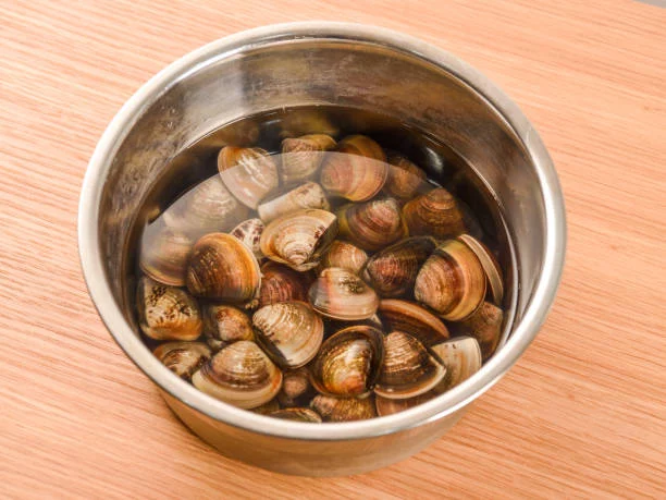 Almejas a la marinera con un toque de mantequilla de limón: elegancia para un clásico español 1 Moncloa Ingredientes esenciales para preparar almejas a la marinera