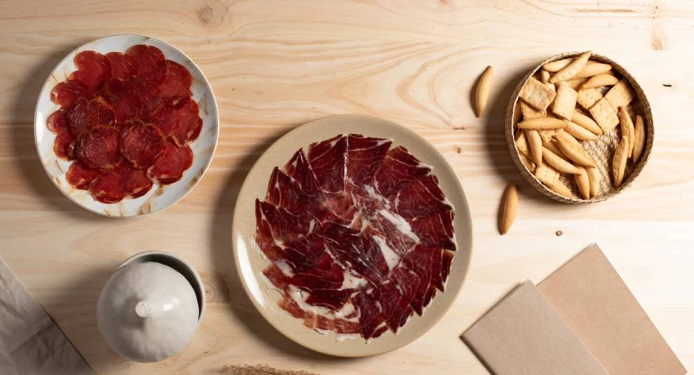 Vibrante experiencia gastronómica en Salamanca: Jamón ibérico y vino paradisíacos que debes probar