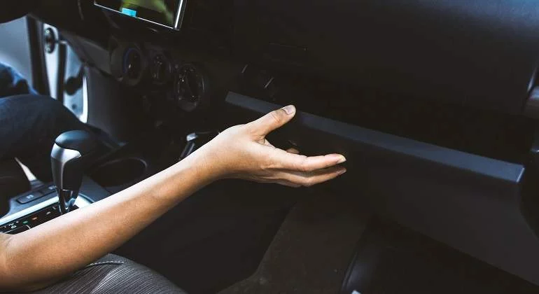 Esto está prohibido en la guantera del coche en España según la Guardia Civil 1 Moncloa El objeto que no debes tener en la guantera del coche