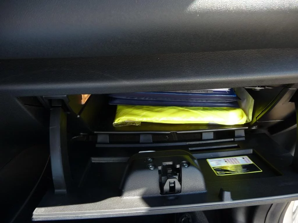 Esto está prohibido en la guantera del coche en España según la Guardia Civil 2 Moncloa Otros objetos prohibidos en el coche