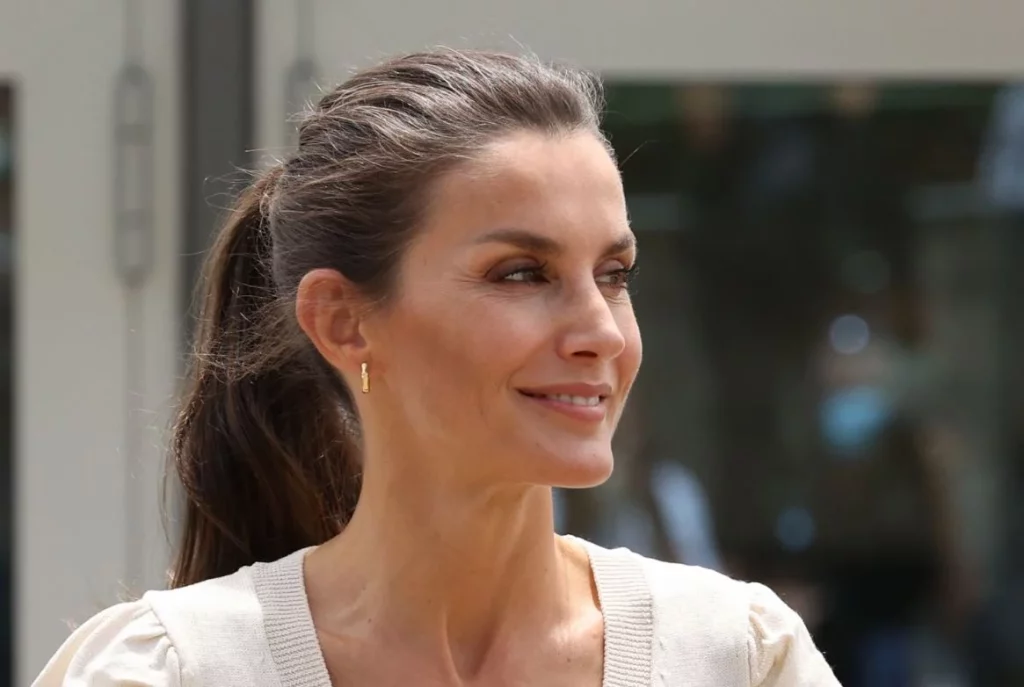 La rutina de la reina: cómo Letizia logra labios suaves con esta exfoliación natural 1 Moncloa Esta es la rutina que sigue la reina Letizia para tener labios suaves
