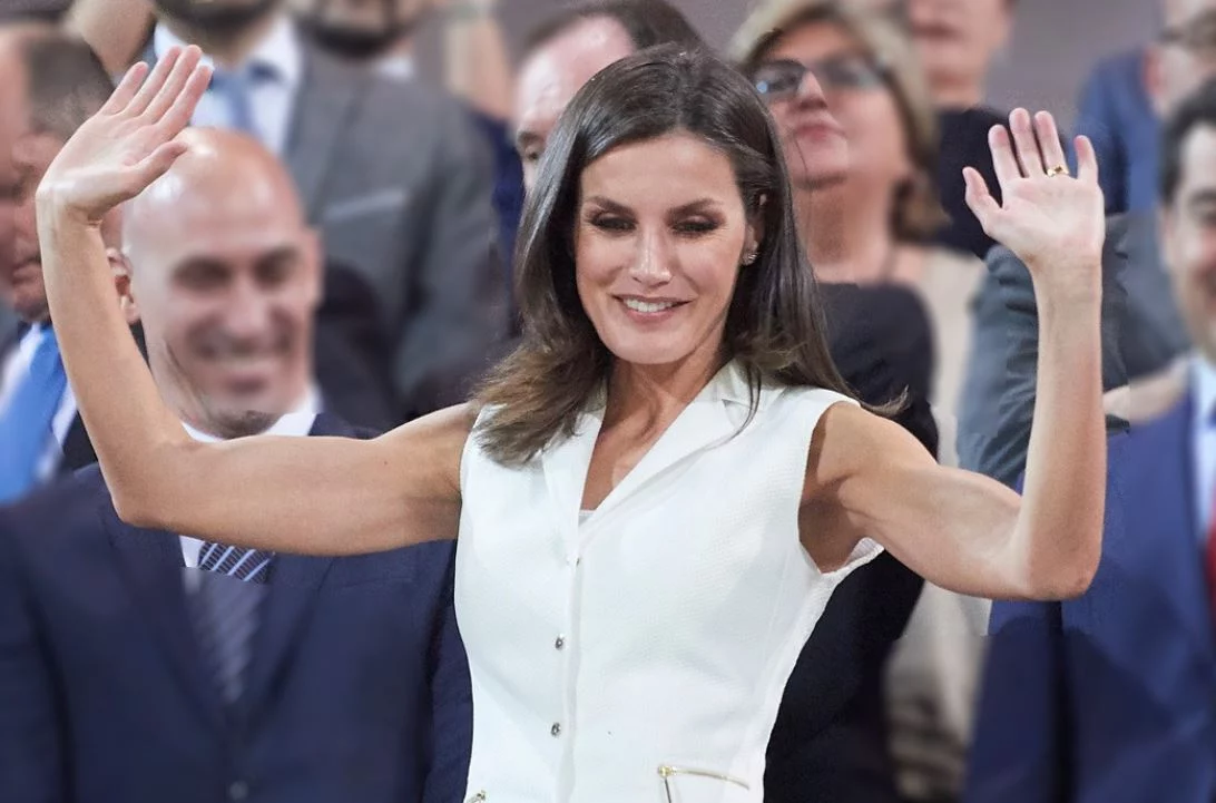 La evolución de Letizia: cómo ha cambiado desde su boda con Felipe hasta hoy 2 Moncloa ¿Por qué Letizia es un referente de la moda?