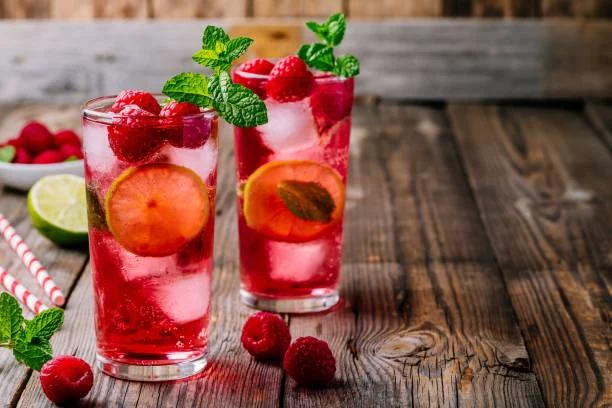 Mercadona lo vuelve a hacer: limonada de frambuesa sin gas a 1 euro que se vende como pan caliente 2 Moncloa Una tendencia en alza: bebidas innovadoras y accesibles