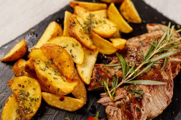 Cocina un sabroso lomo a la pimienta con patatas rústicas en 4 pasos fáciles