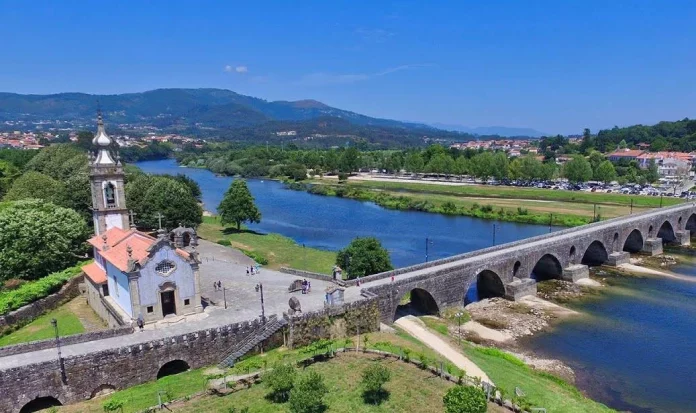 A dos horas de Ourense, esta villa portuguesa seduce con su puente medieval y sus piscinas fluviales