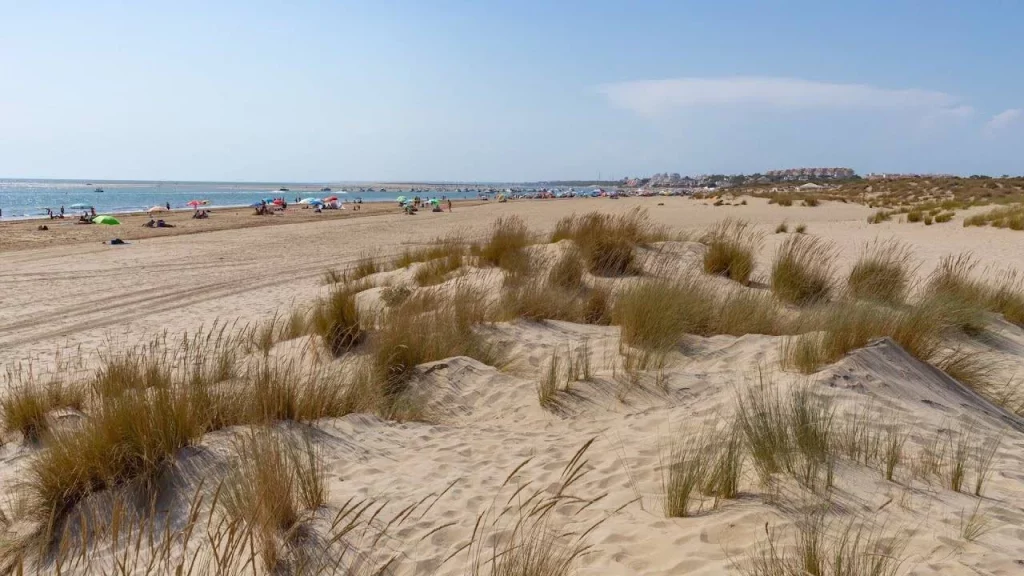 La joya de Huelva para lo que queda de verano: naturaleza y atardeceres de ensueño 1 Moncloa Las historias curiosas del pueblo marinero en Huelva